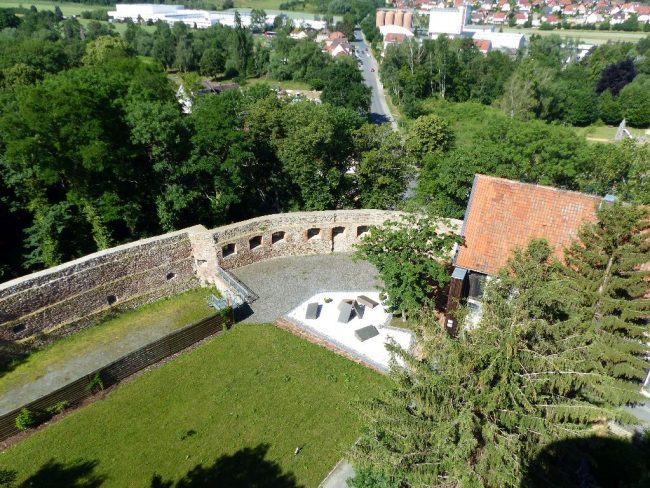 Wiese für Außenfeiern und Parkplatz